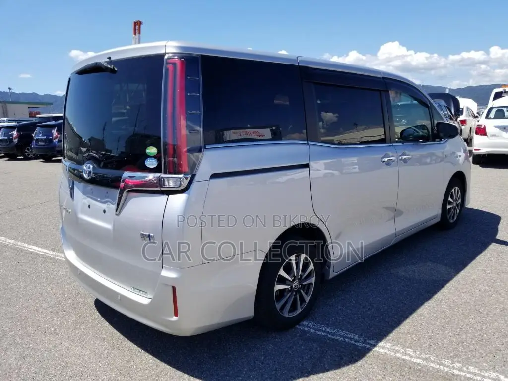 Toyota Esquire 2020