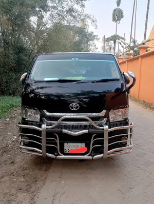 Toyota Hiace 2013