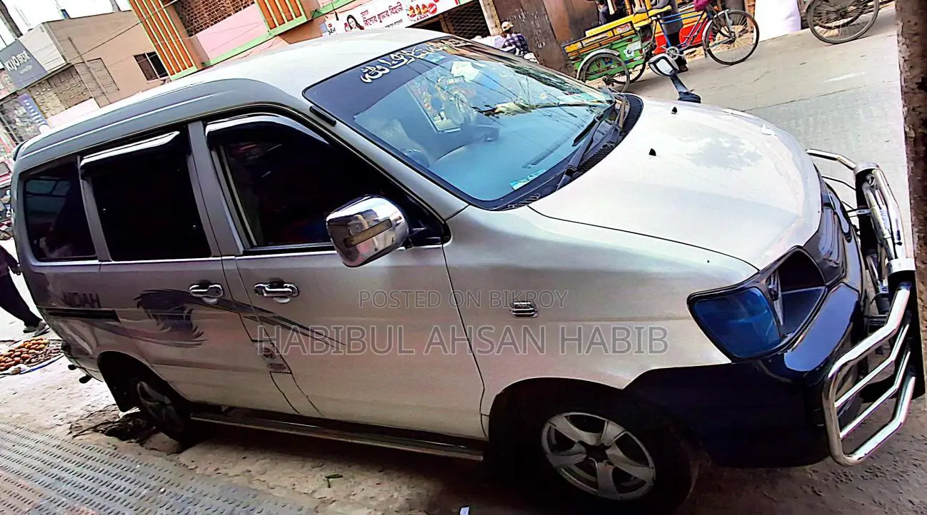 Toyota Noah 2005