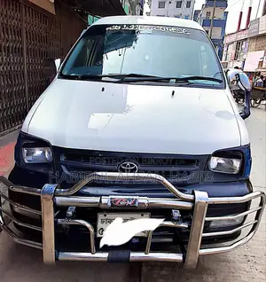 Toyota Noah 2005