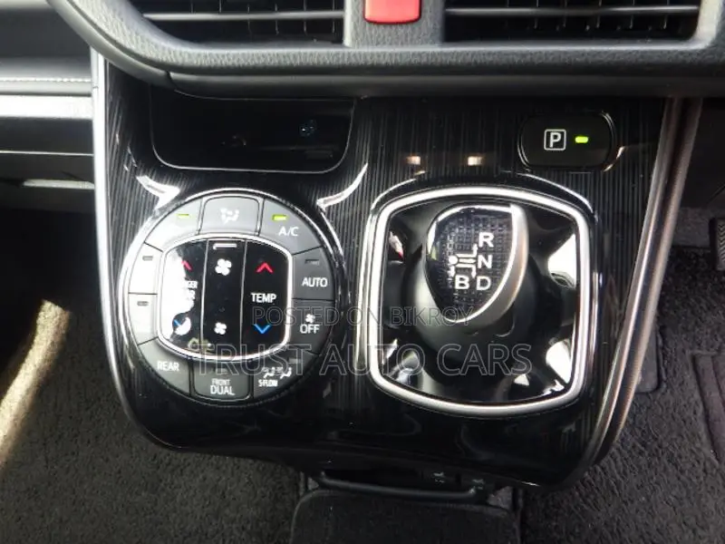 Toyota Esquire GI PREMIUM, 4.5 2020