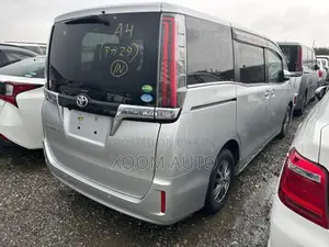 টয়োটা এস্কয়ার এক্সআই প্যাকেজ সিলভার কালার ২০২০