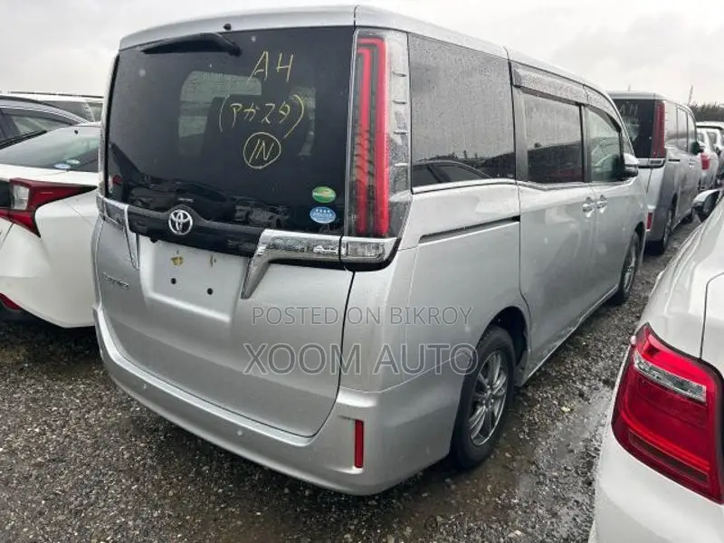 টয়োটা এস্কয়ার এক্সআই প্যাকেজ সিলভার কালার ২০২০