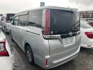 টয়োটা এস্কয়ার এক্সআই প্যাকেজ সিলভার কালার ২০২০