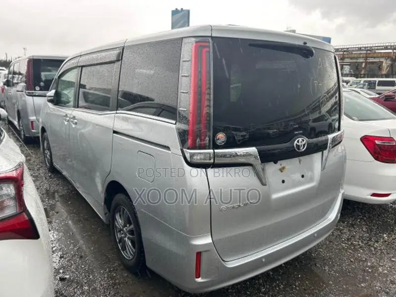 টয়োটা এস্কয়ার এক্সআই প্যাকেজ সিলভার কালার ২০২০