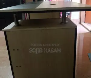 অফিস টেবিল