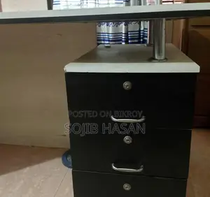 অফিস টেবিল