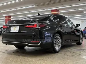 Lexus ES 300h L Version 2021