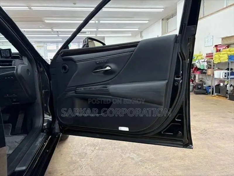 Lexus ES 300h L Version 2021