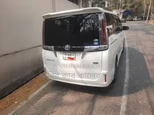 Toyota Esquire Hybrid 2017