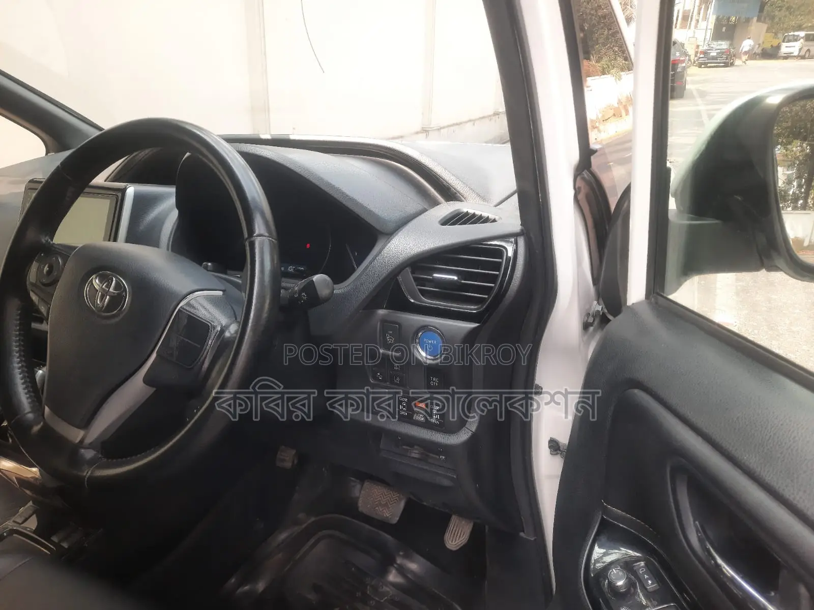 Toyota Esquire Hybrid 2017