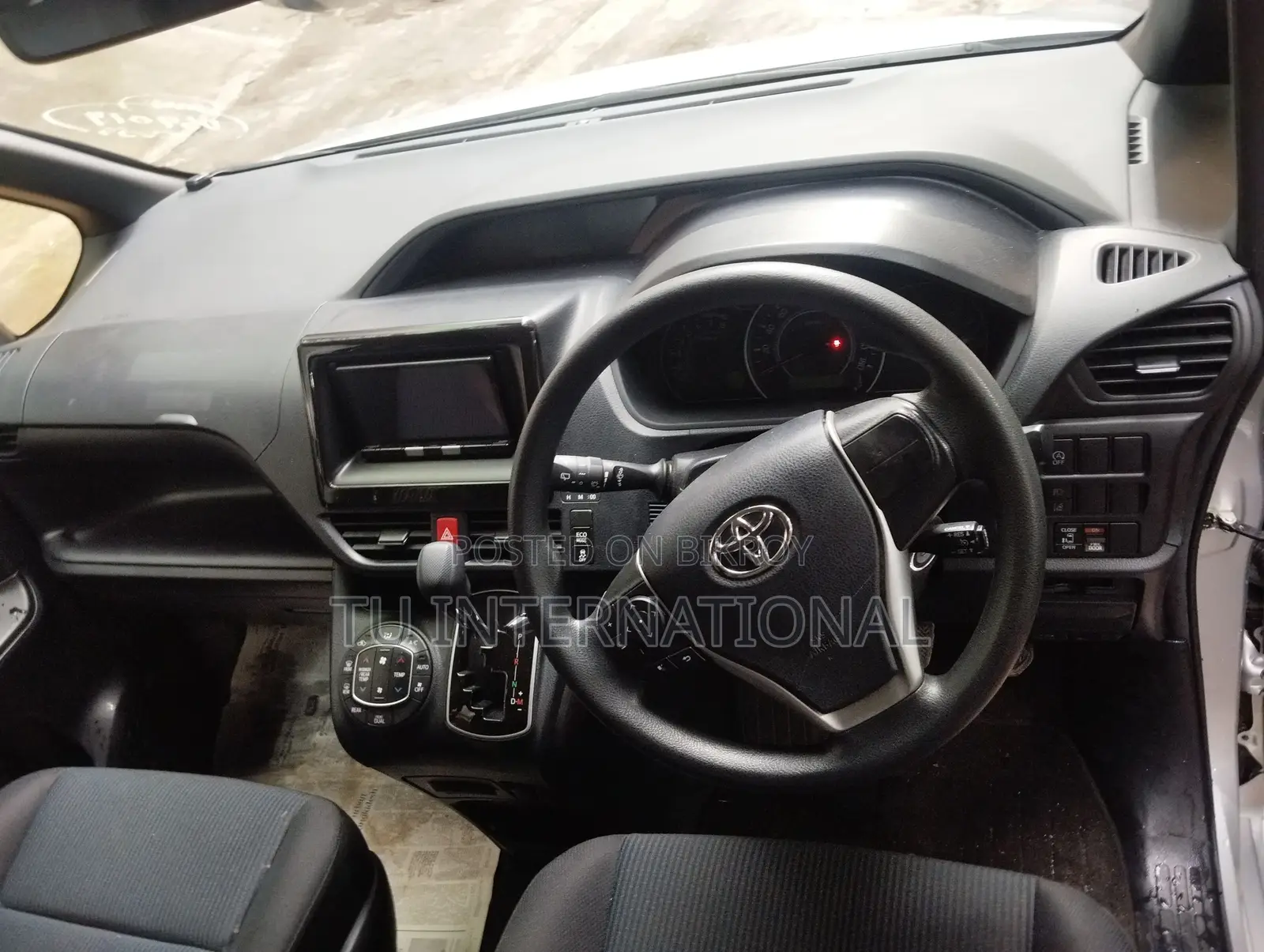 Toyota Noah NON HYBRID UNIT.. 2020