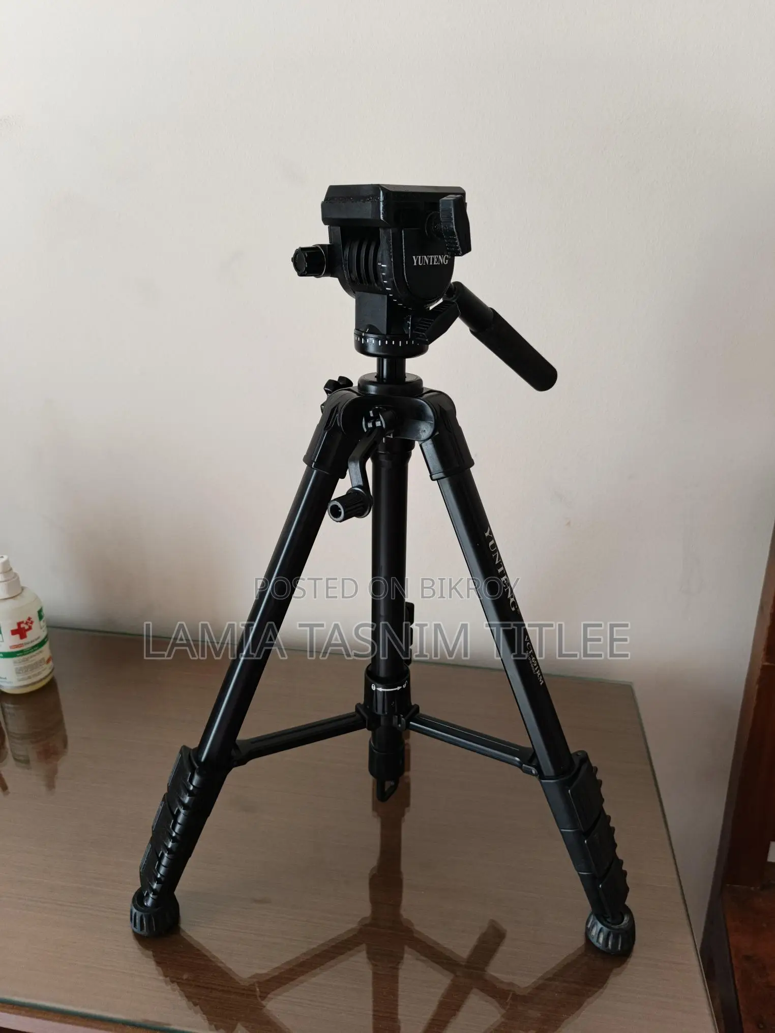 একটি ট্রাইপড বিক্রি হবে।একদম নতুন প্রায়