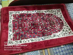 সৌদি থেকে আনা জায়নামাজ