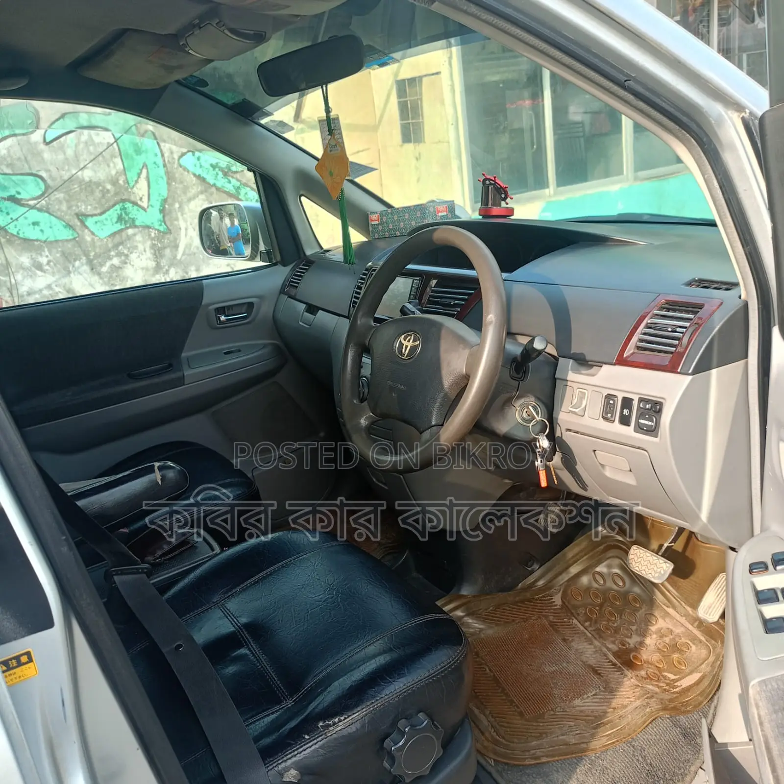 Toyota Noah silver 2005