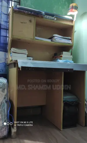 রিডিং ও কম্পিউটার টেবিলটি সাথে টেবিল ল্যাম্প স্ট্যান্ডসহ বিক্রি হবে