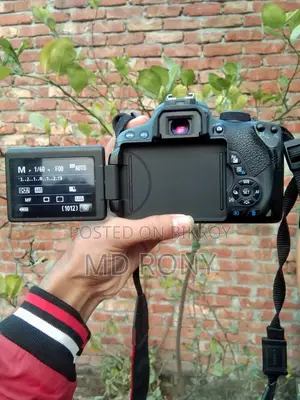 Canon 700D + Lens EF-S 18-55MM