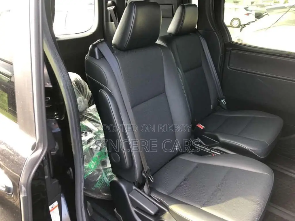 Toyota Esquire GI HYBRID 4 POINT 2020