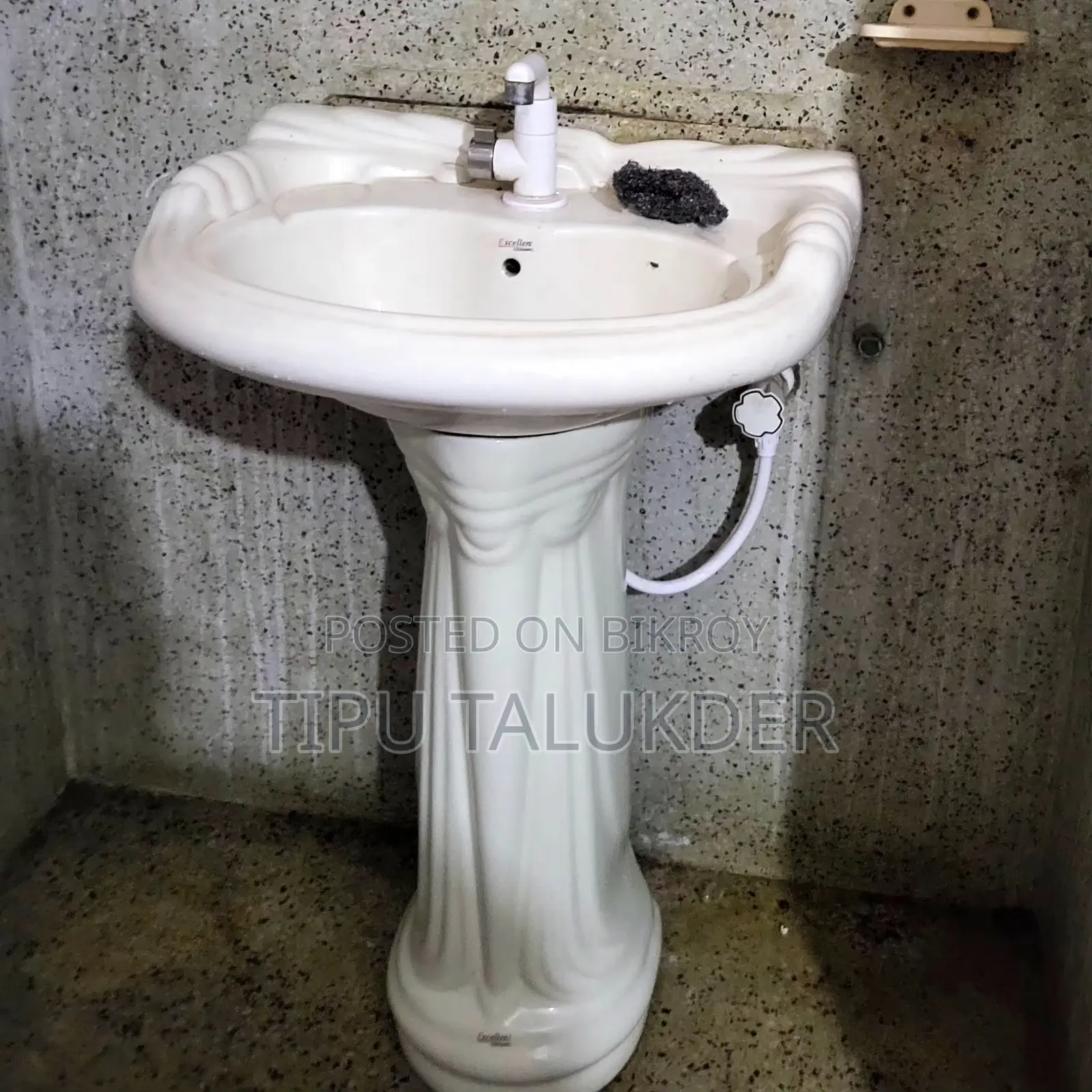 গর্জিয়াস একটি বেসিং স্ট্যান্ড সহ বিক্রি করা হবে