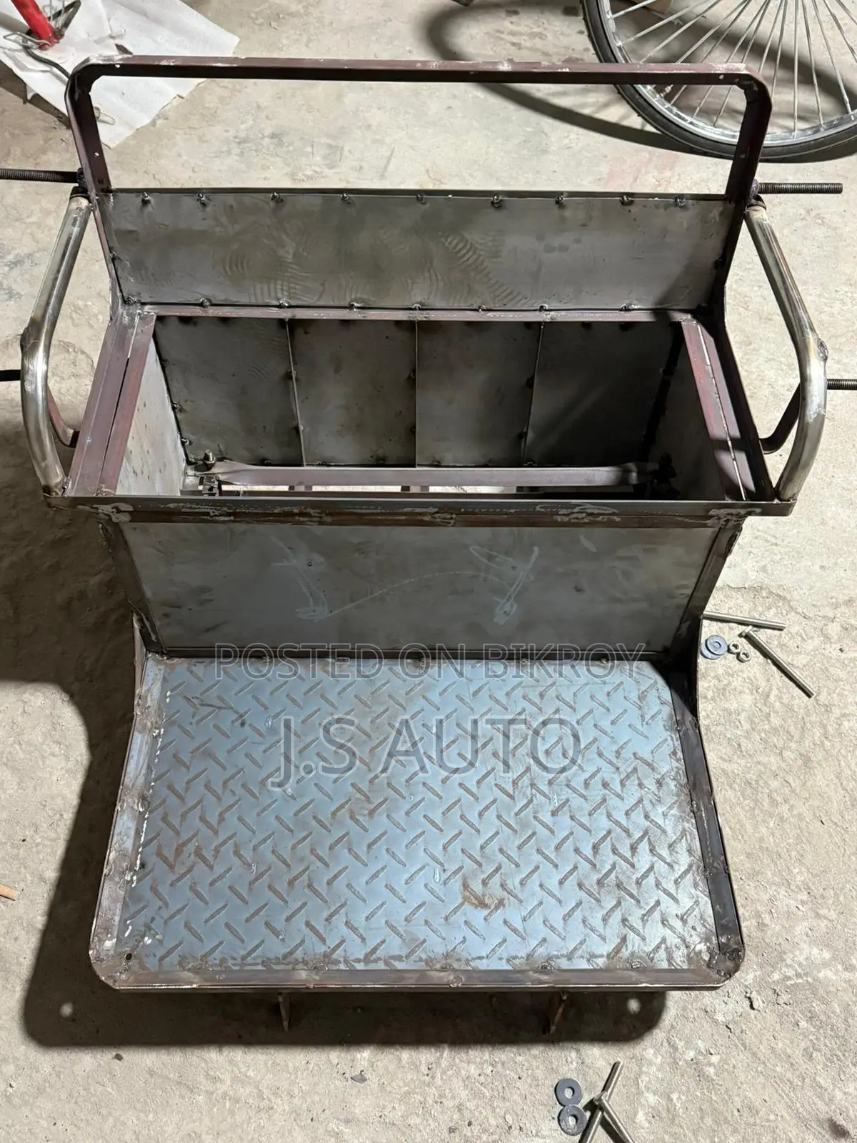 Iron Rickshaw Body with Seat for Sale