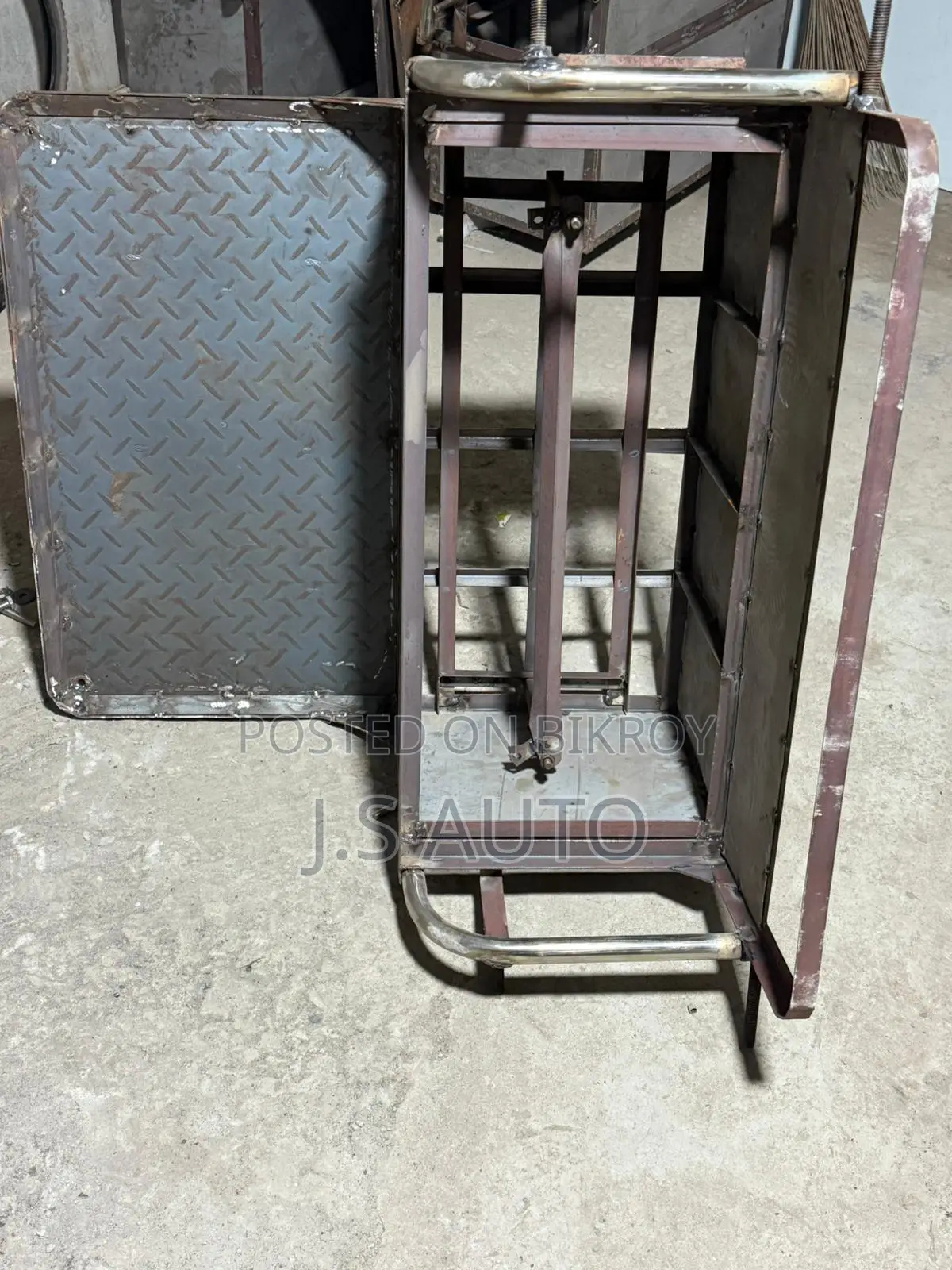 Iron Rickshaw Body with Seat for Sale