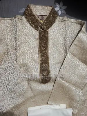 এই গোল্ডেন কালারের পাঞ্জাবি এবং পায়জামাটি বিক্রি হবে।
