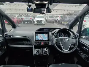 Toyota Esquire Hybrid GI Premium 2021