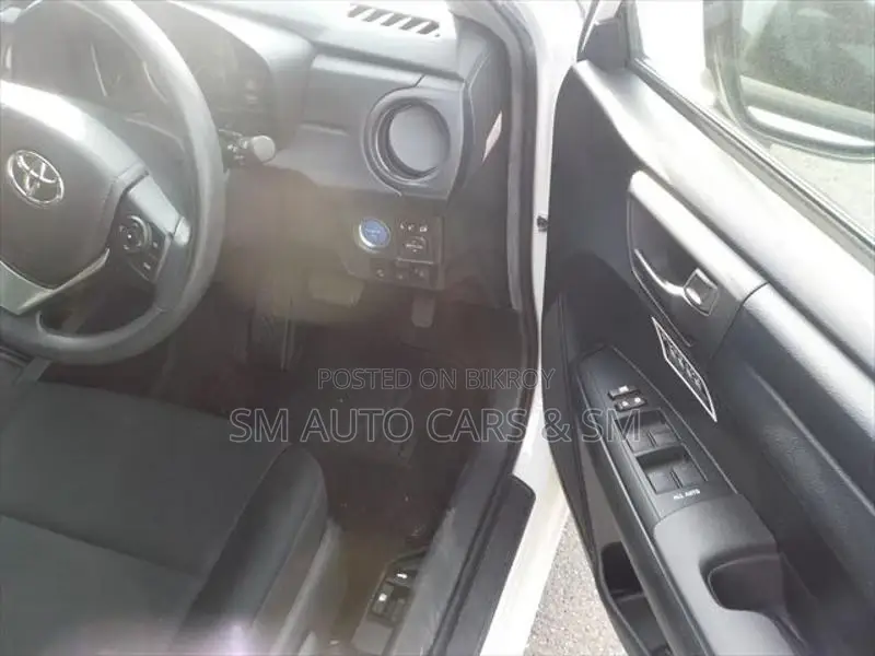 Toyota Axio Hybrid EX White 2022