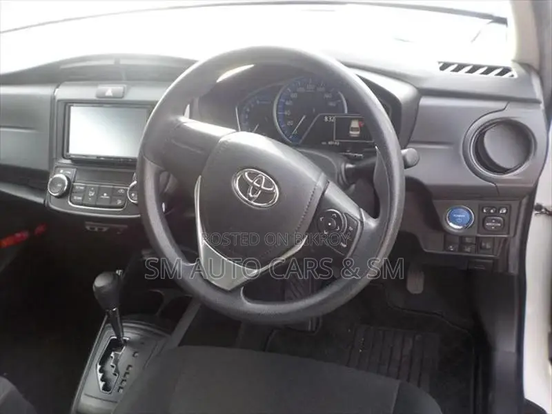 Toyota Axio Hybrid EX White 2022