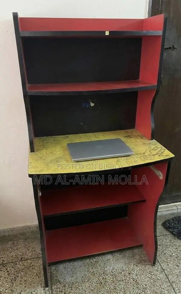 স্টাডি টেবিল