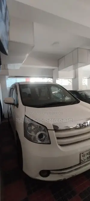 Toyota Noah white 2008