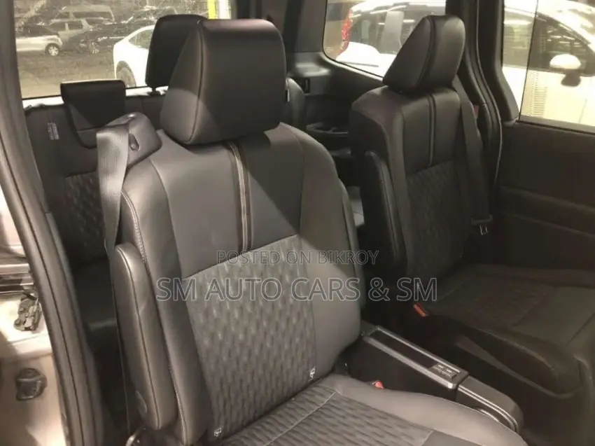 Toyota Noah Hybrid SZ Silver 2022