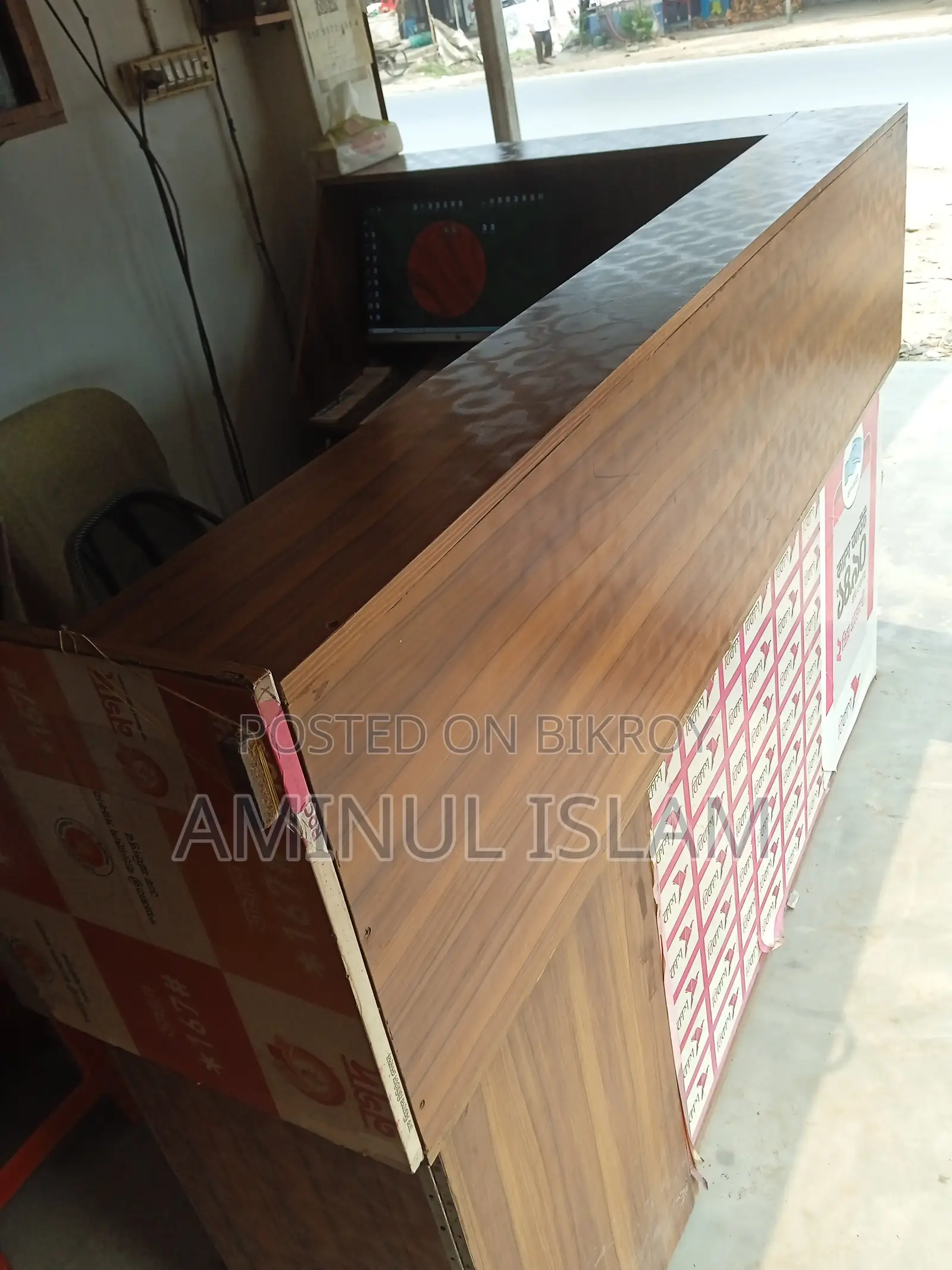 Cash table with computer table setup