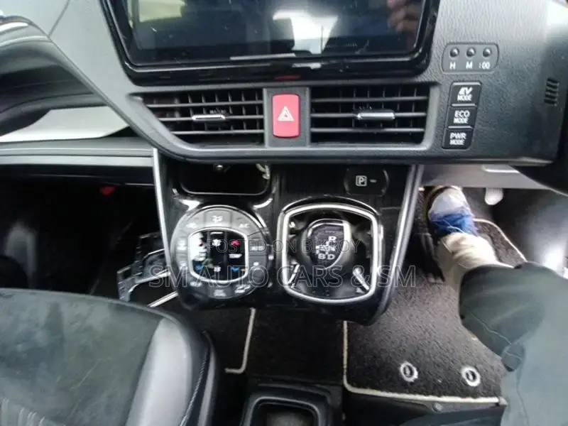 Toyota Esquire Hybrid Gi Premium 2021