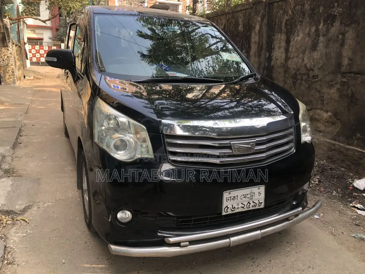 Toyota Noah X smart 2012