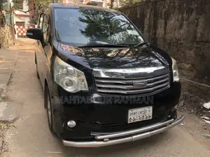 Toyota Noah X smart 2012