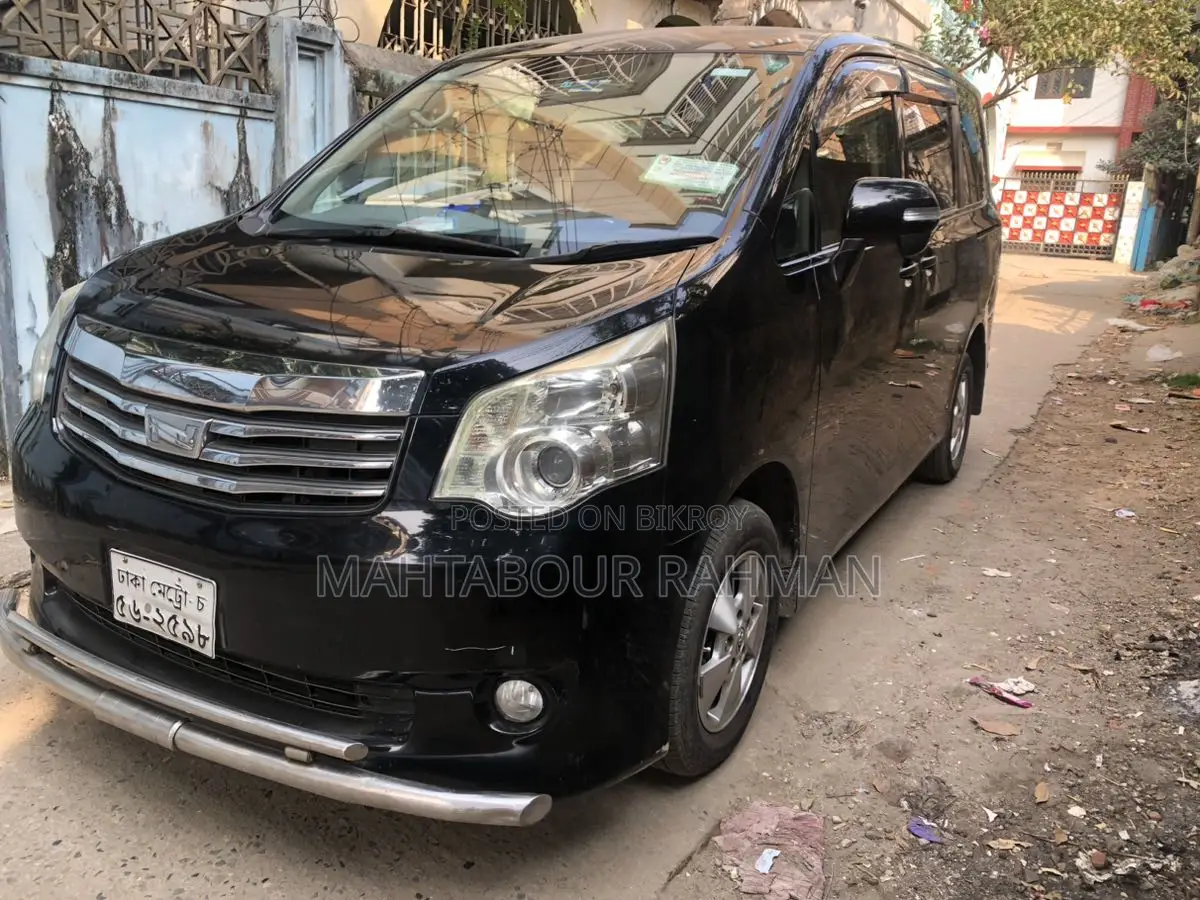 Toyota Noah X smart 2012