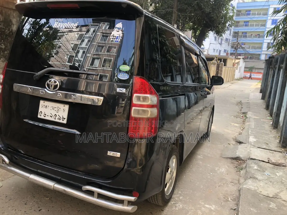 Toyota Noah X smart 2012