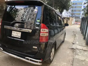 Toyota Noah X smart 2012