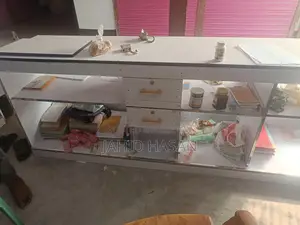 ফার্মেসি Rack, সম্পূর্ণ নতুন চার মাস ব্যবহৃত