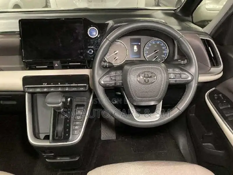 Toyota Noah Hybrid G Pearl New 2022