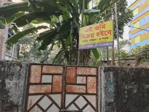 ০৪ শতক নিষ্কণ্টক জমি পাকা রাস্তা বাউন্ডারি ঘেরা