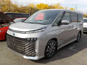 Toyota Voxy 2022