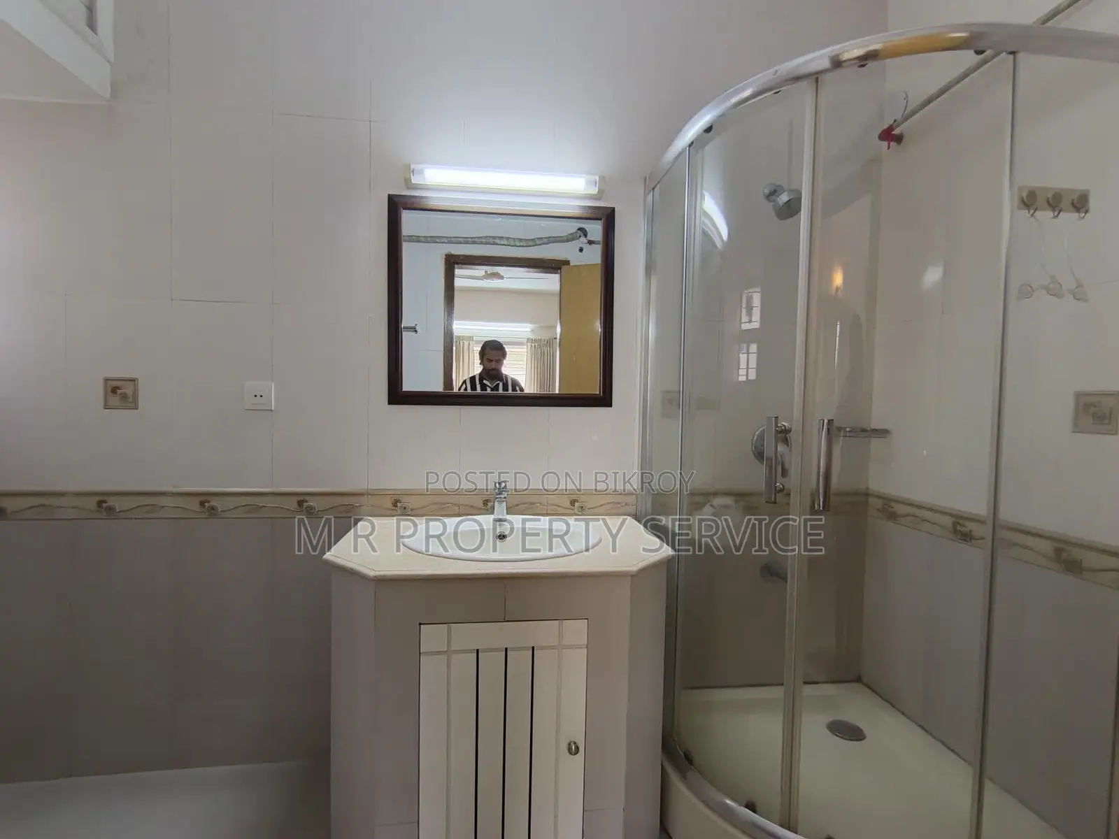 Gulshan-1 Exclusive Top Floor Fully Furnished Apartment Rent