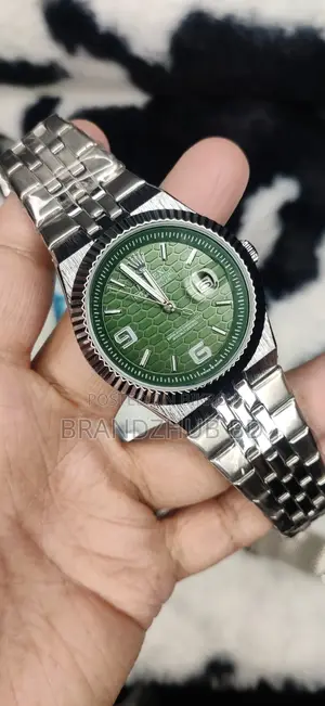 প্রিমিয়াম ডিজাইনের লাক্সারি ওয়াচ এখন আপনার বাজেটের মধ্যে