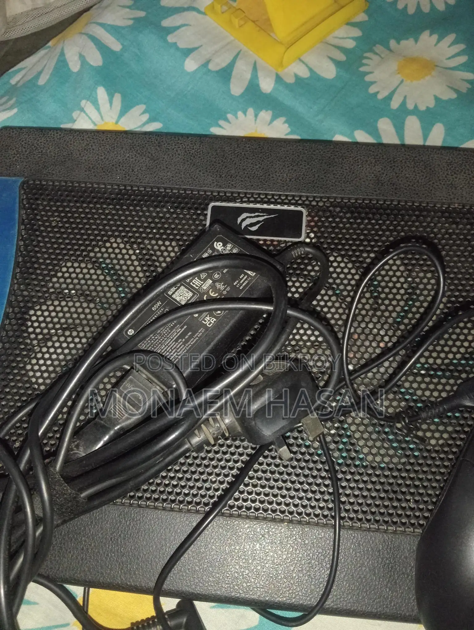 একটি চার্জার, মাউস ও ল্যাপটপ কুলার