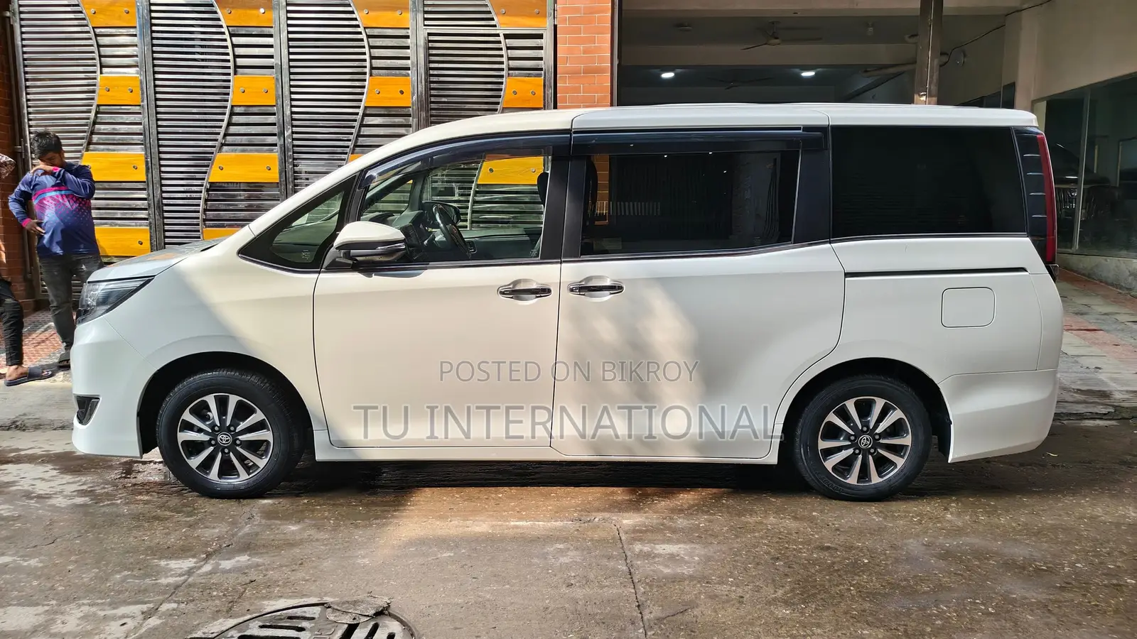 Toyota Esquire HV PUSH GI PREMIUM 2020