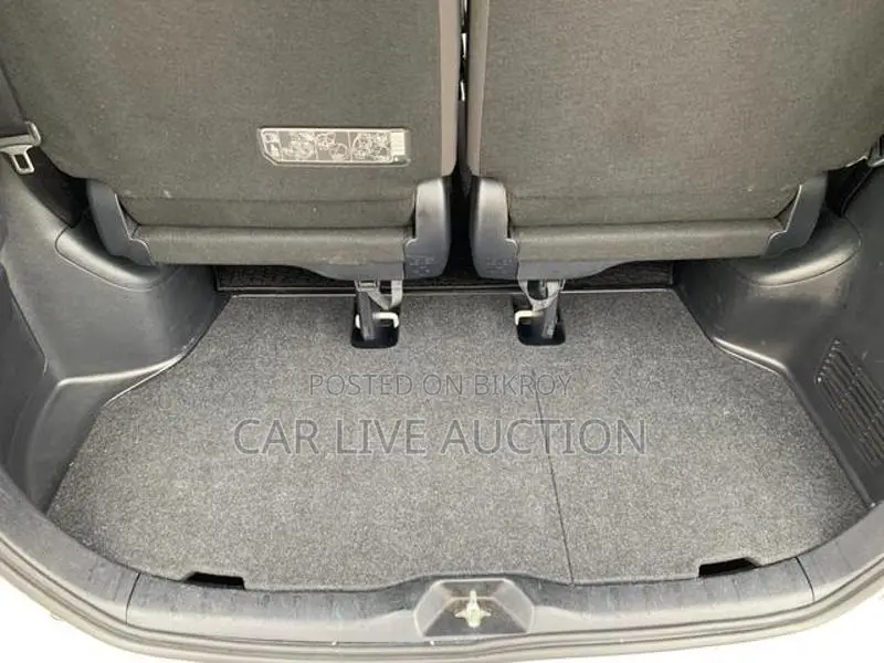 Toyota Noah Hybrid X package 2021
