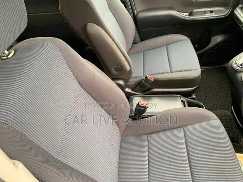 Toyota Noah Hybrid X package 2021