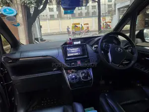 Toyota Esquire Hybrid Gi 2016